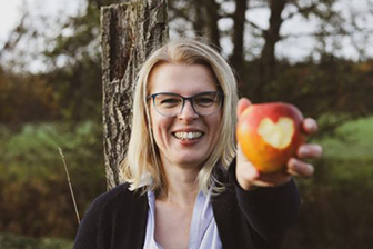 Anke Frau hält Apfel in der Hand