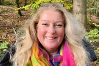 Frauke Frauke steht im Wald